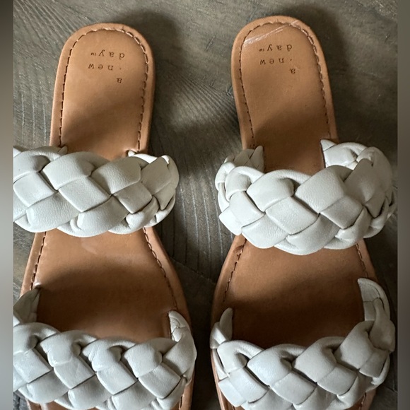 A new day cream color sandals - Picture 2 of 3